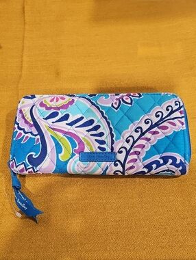 Vera Bradley "Waikiki Paisley" Zip Around Clutch Wallet EUC